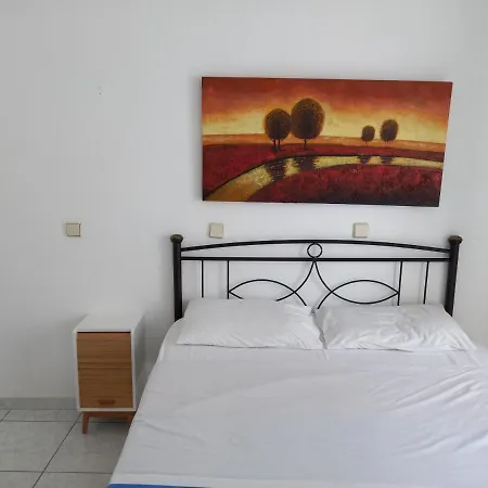 Three Harites 3* Perissa (Santorini)