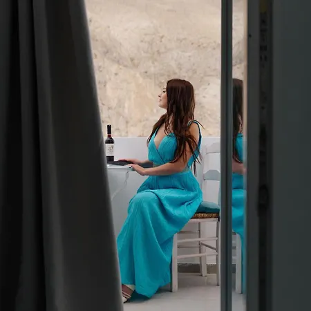Alma Thera Boutique Perissa (Santorini)