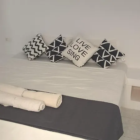 Aparthotel Three Harites Perissa (Santorini)