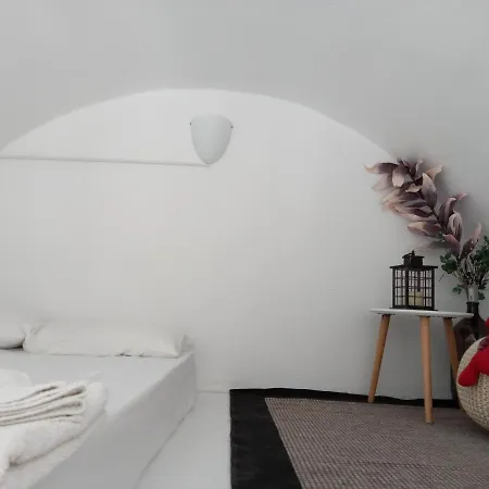 아파트호텔 Alma Thera Boutique Rooms - Perissa Santorini 4*